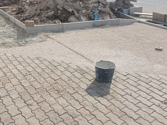 Pokládka zámkové dlažby s přípravou podloží a zhutnění